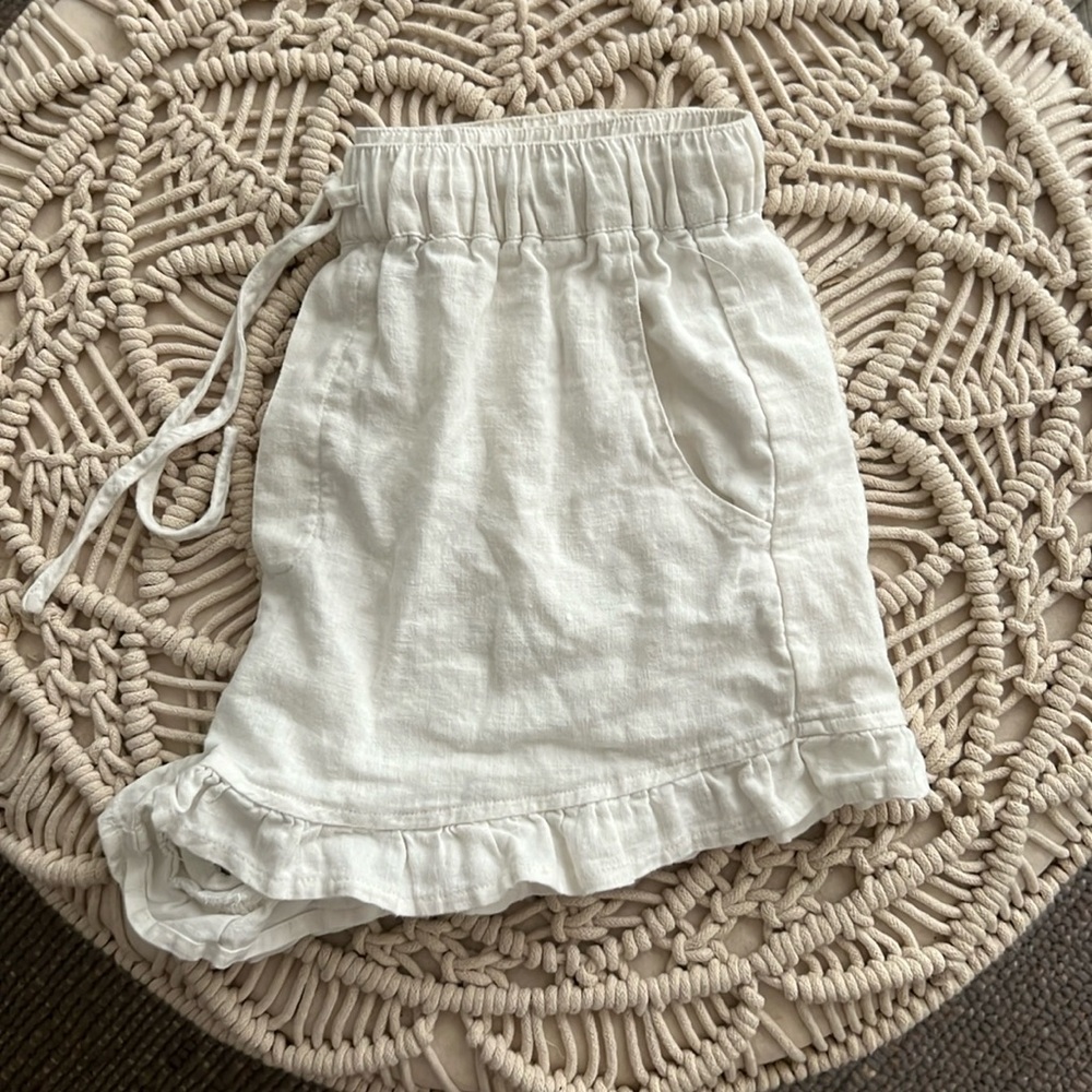 Forever 21 white ruffle shorts size: S